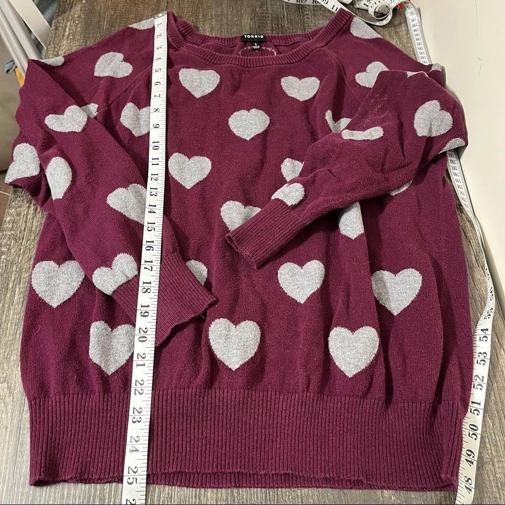 🎉 HP 🎉 Torrid Burgundy and Gray Cotton Heart Print Sweater, Size 1 - Picture 10 of 13